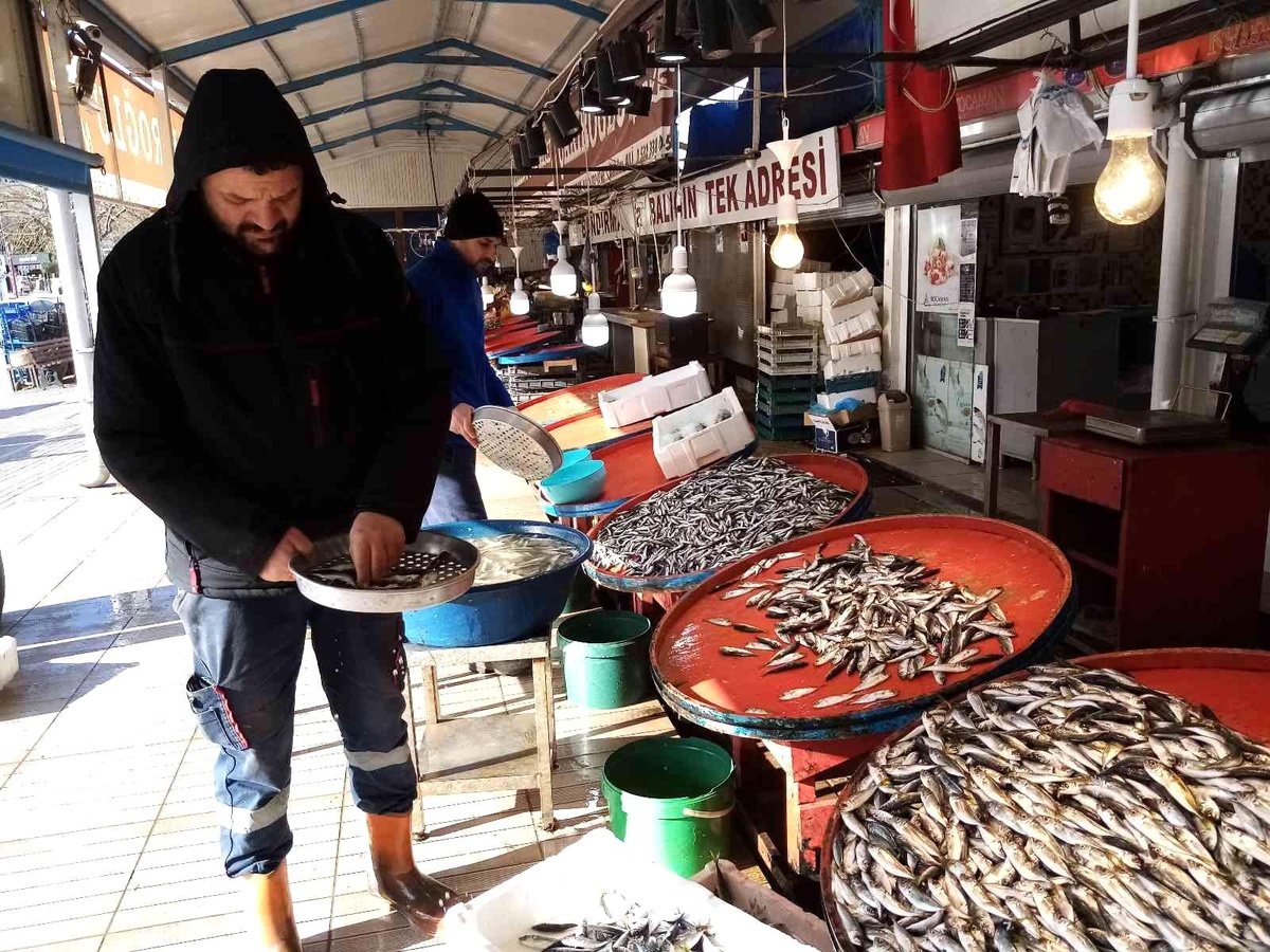 Fırtına balık tezgahlarına esti