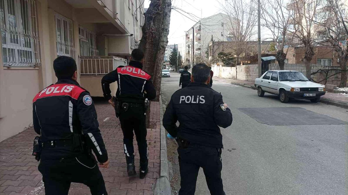 Hırsız zannedilen ev sahibi polisi harekete geçirdi