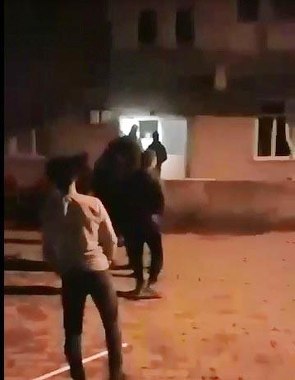 Hırsızlık yaparken yakalanan zanlıyı linçten jandarma kurtardı