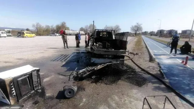 Hurda taşıdığı kamyonet alev alev yandı, 3 yaşındaki oğluyla birlikte canını zor kurtardı