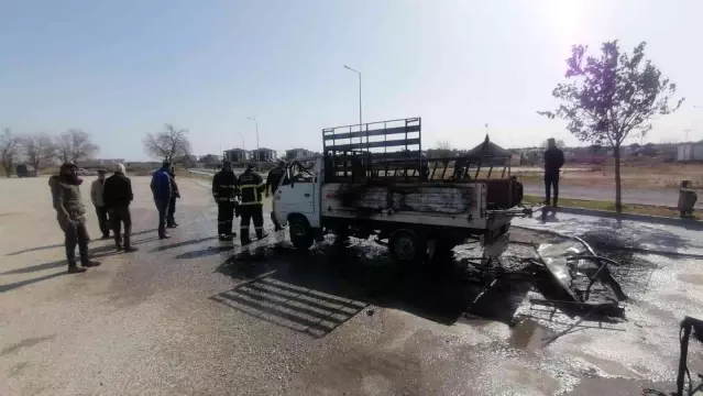 Hurda taşıdığı kamyonet alev alev yandı, 3 yaşındaki oğluyla birlikte canını zor kurtardı