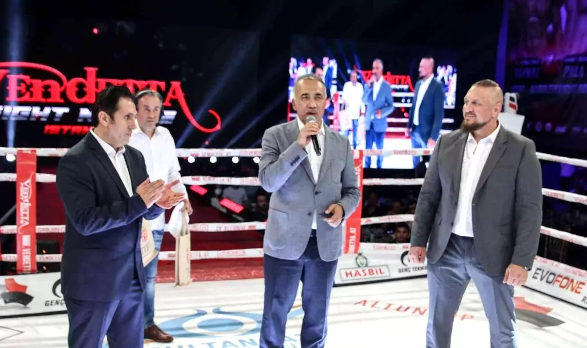 İstanbul\'daki dev kickboks galası içen nefesler tutuldu