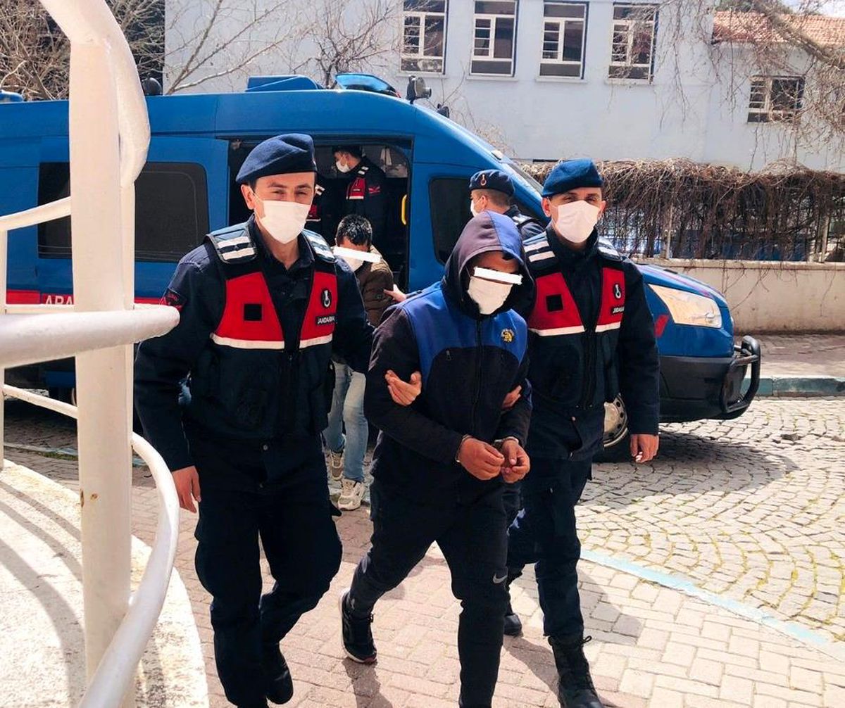 Son dakika haber! İzmir\'de hırsızlara göz açtırman jandarma 5 kişiyi yakaladı