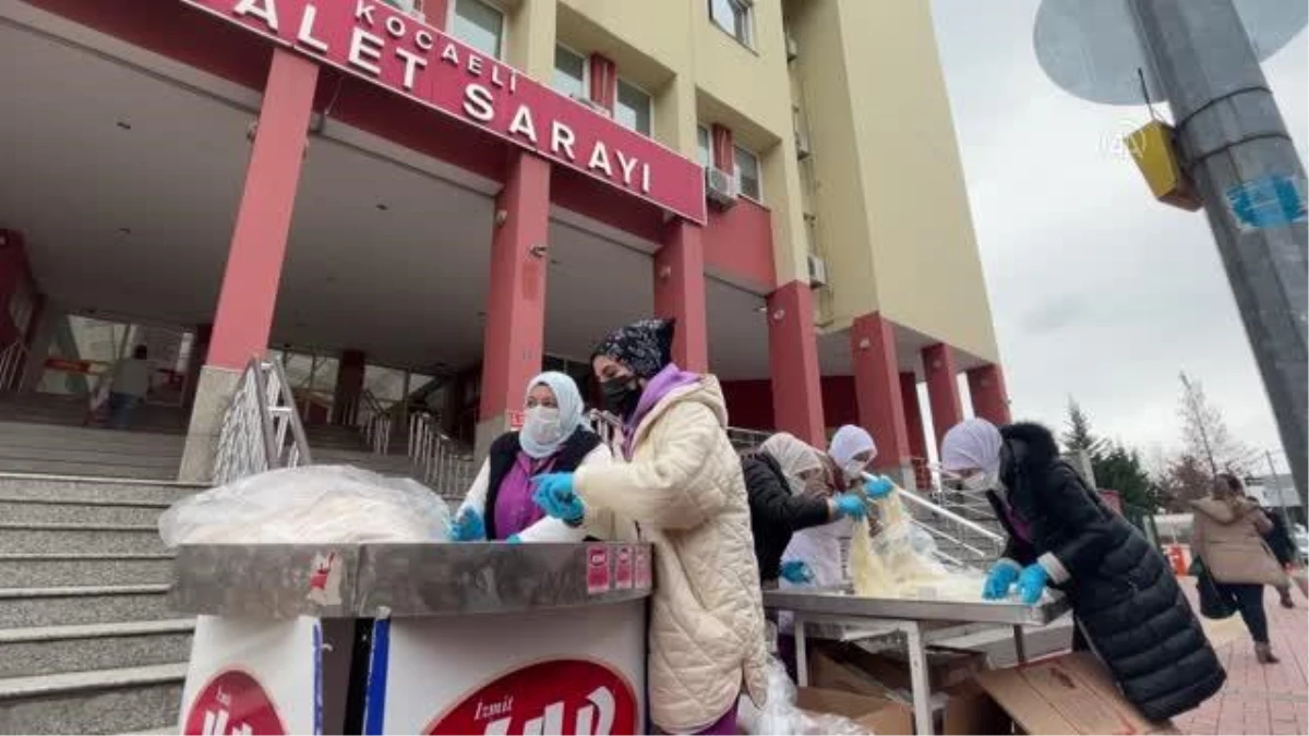 İzmit pişmaniyesiyle ilgili yorumlara ürünü ikram ederek karşılık verdiler