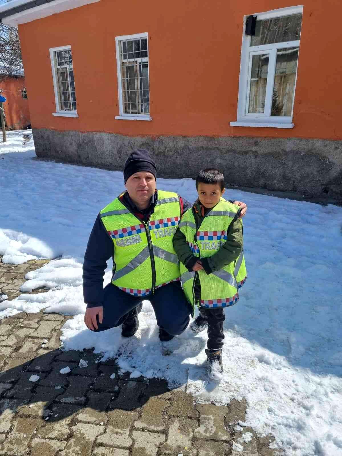 Jandarma ekipleri çocukların yüzünü güldürdü