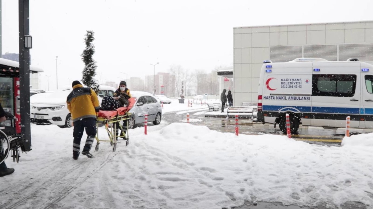 Kağıthane Belediyesi hastalara ulaşım hizmeti veriyor