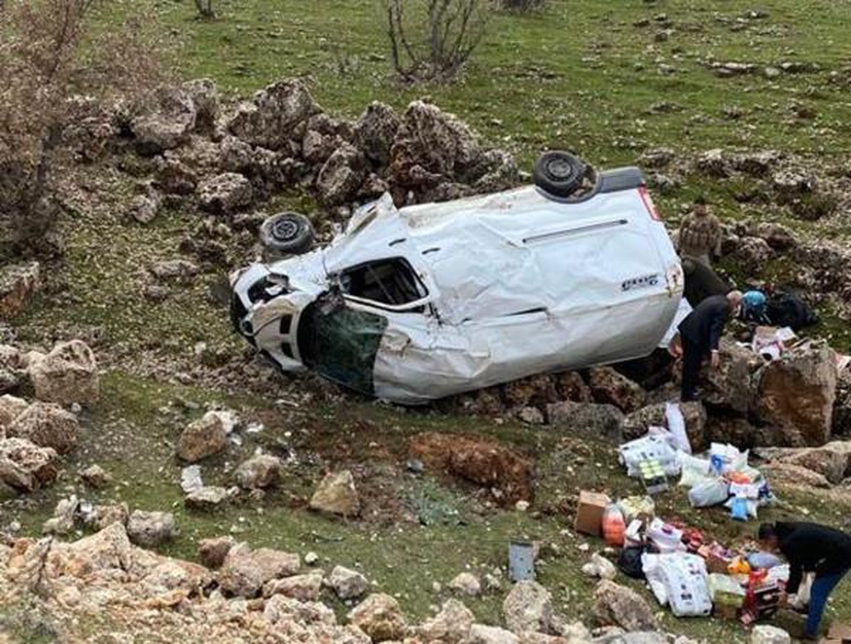Kamyonet şarampole yuvarlandı: 12 kişi yaralandı