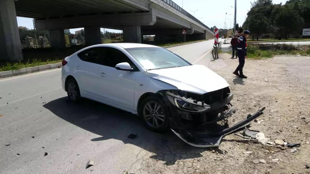 Kaza yaptığı otomobilden kendini dışarı zor attı