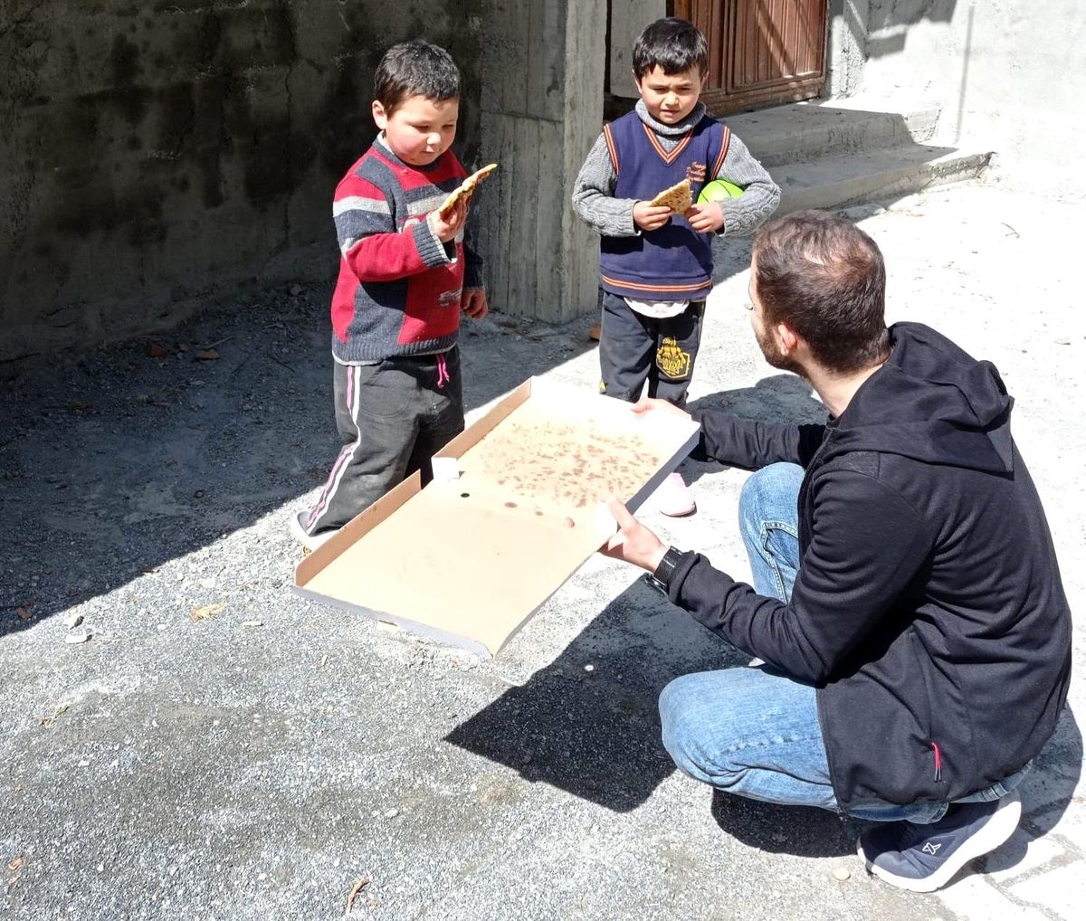 Kırsal mahallelerde çocuklara pasta ve pizza sürprizi