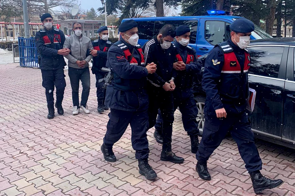 Konya\'da çekiciyle tarım makineleri çaldığı ileri sürülen 2 şüpheli tutuklandı