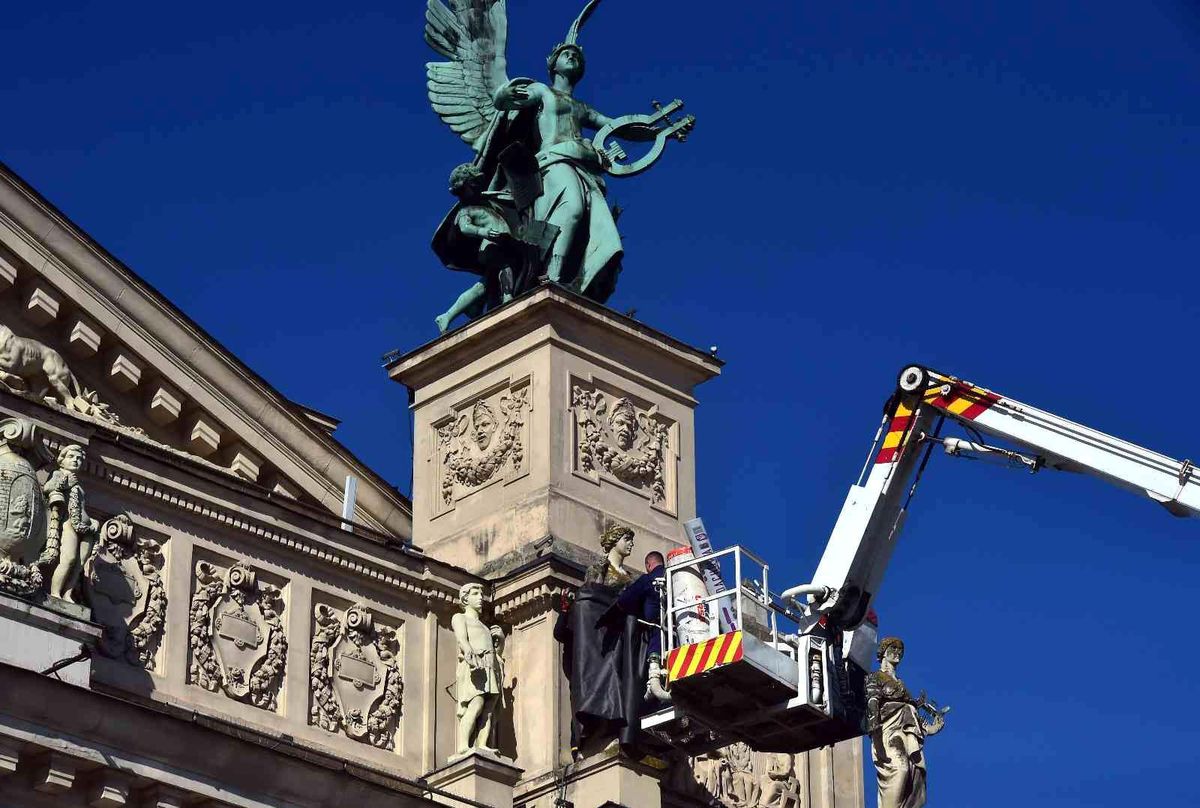Lviv\'de tarihi opera binasında saldırılara karşı tedbir alınıyor