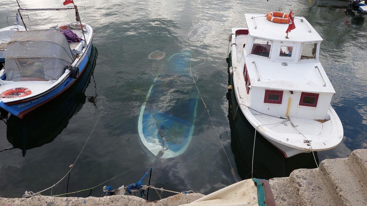 Marmara\'da deniz ulaşımına poyraz engeli: Bir kayık battı