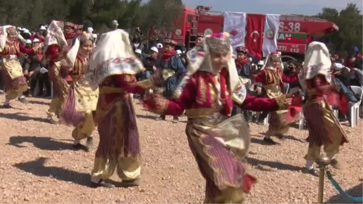 ÖĞRENCİLER FİDANLARI TOPRAKLA BULUŞTURUP, CAN SUYU VERDİ