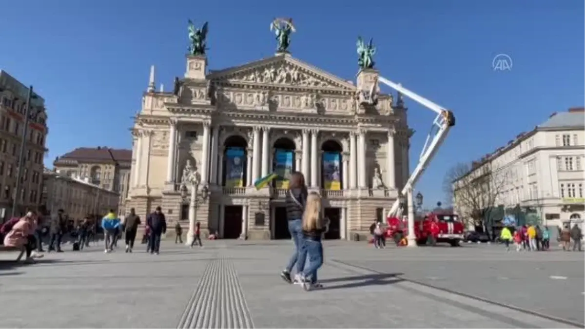 Opera ve Bale Binasının üzerindeki heykeller, saldırılara karşı korumaya alınıyor