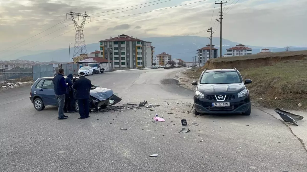 Otomobil ile cip çarpıştı: 3 yaralı