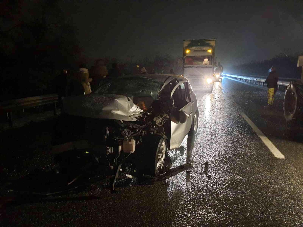 Son dakika 3. sayfa: Otomobil ile iş makinesinin karıştığı trafik kazasında 3 kişi yaralandı