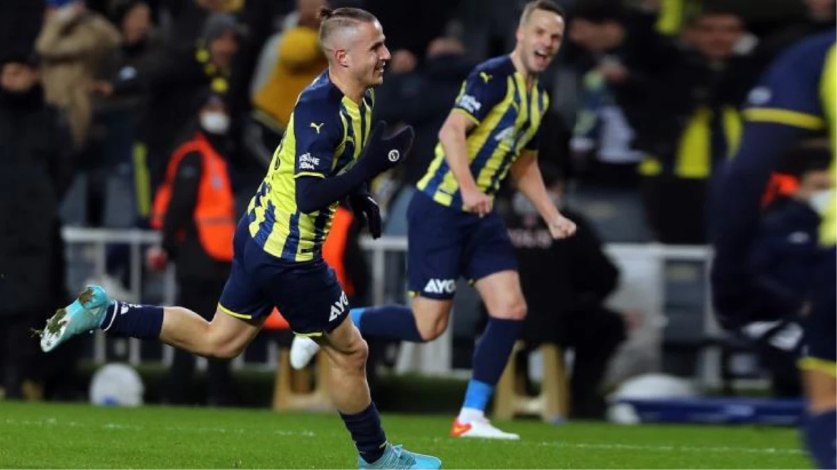 Fenerbahçe\'nin Konyaspor\'u 2-1 yendiği mücadelede, FB TV canlı yayın anlatımı sosyal medyaya damga vurdu