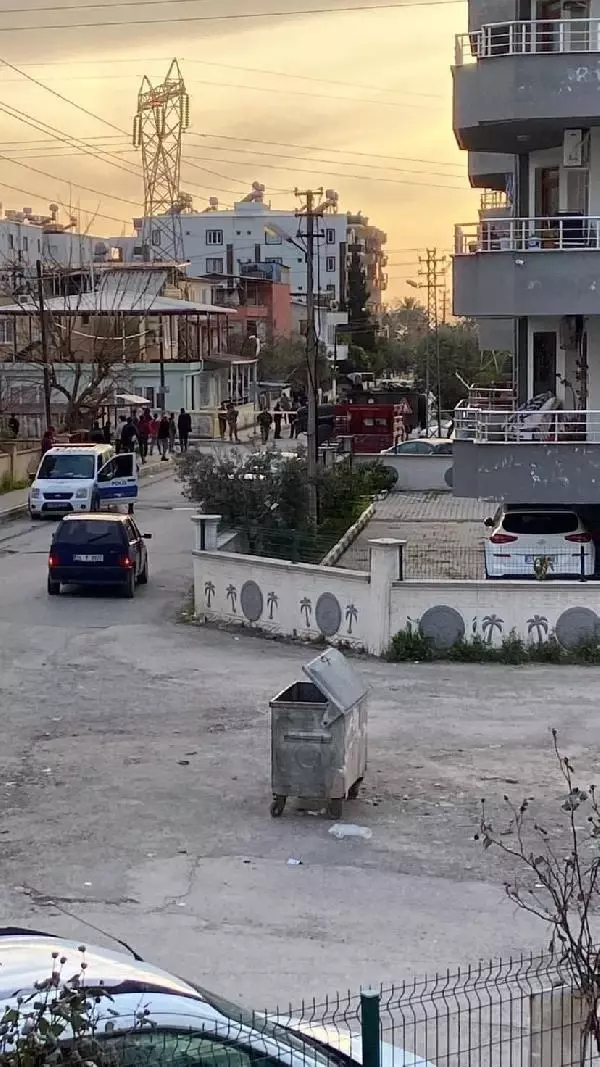 Polisten kaçarken yol kenarına el bombası attılar