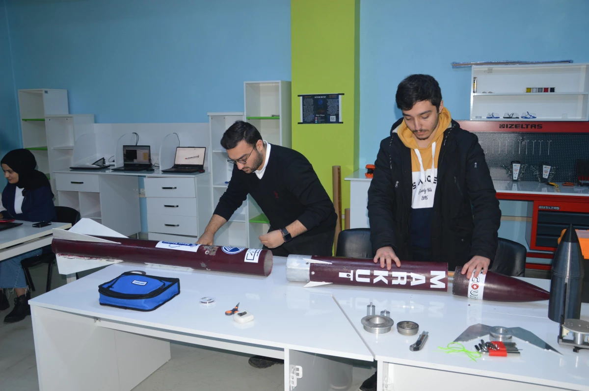 Sakarya Üniversitesi öğrencilerinin ürettiği roket ABD\'deki yarışmanın finalinde boy gösterecek