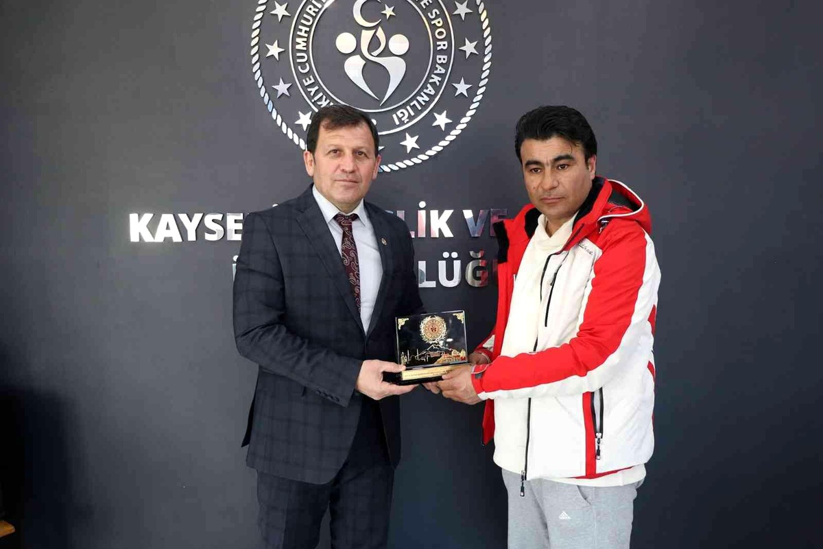 Şampiyon Snowboard sporcularından Kabakcı\'ya ziyaret