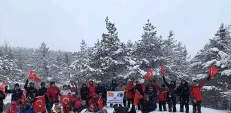 Şehitleri anmak için 1 metre karda yürüdüler