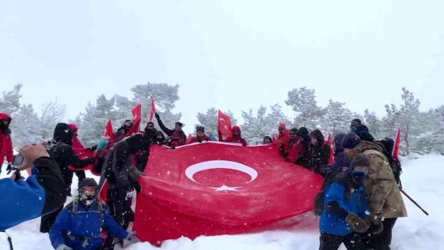 Şehitleri anmak için 1 metre karda yürüdüler