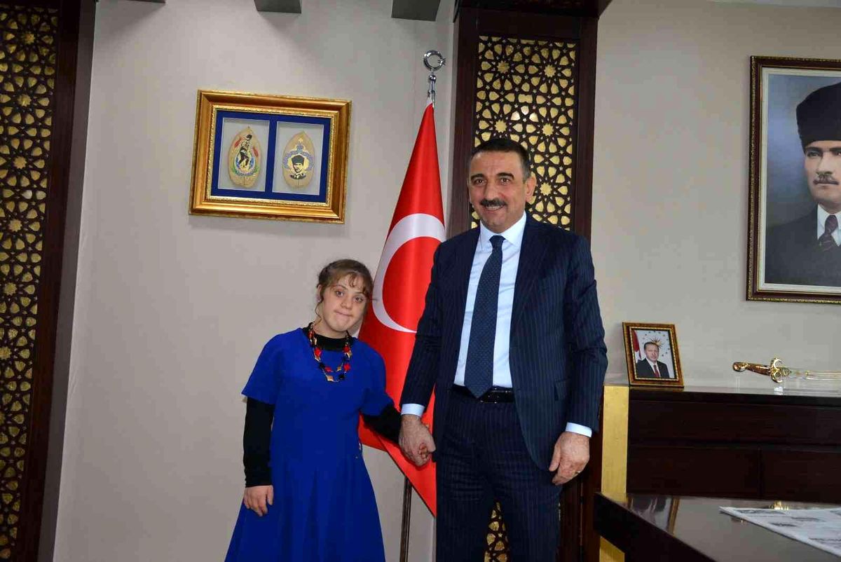 Siirt Valisi Hacıbektaşoğlu, down sendromlu Şeyma Şen ve ailesi ile görüştü