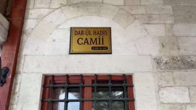 Tarihi camiden musluk hırsızlığı güvenlik kamerasında