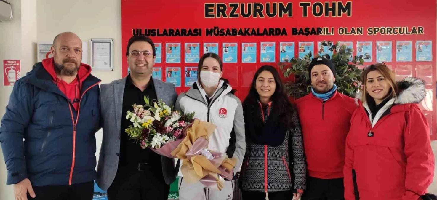 Türkiye\'nin kayaktaki gururu Ceren çiçeklerle uğurlandı