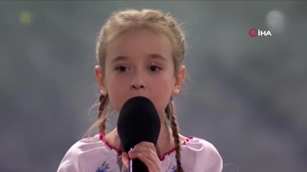 Ukrayna\'da sığınakta şarkı söyleyen çocuk, Polonya\'da konser verdi
