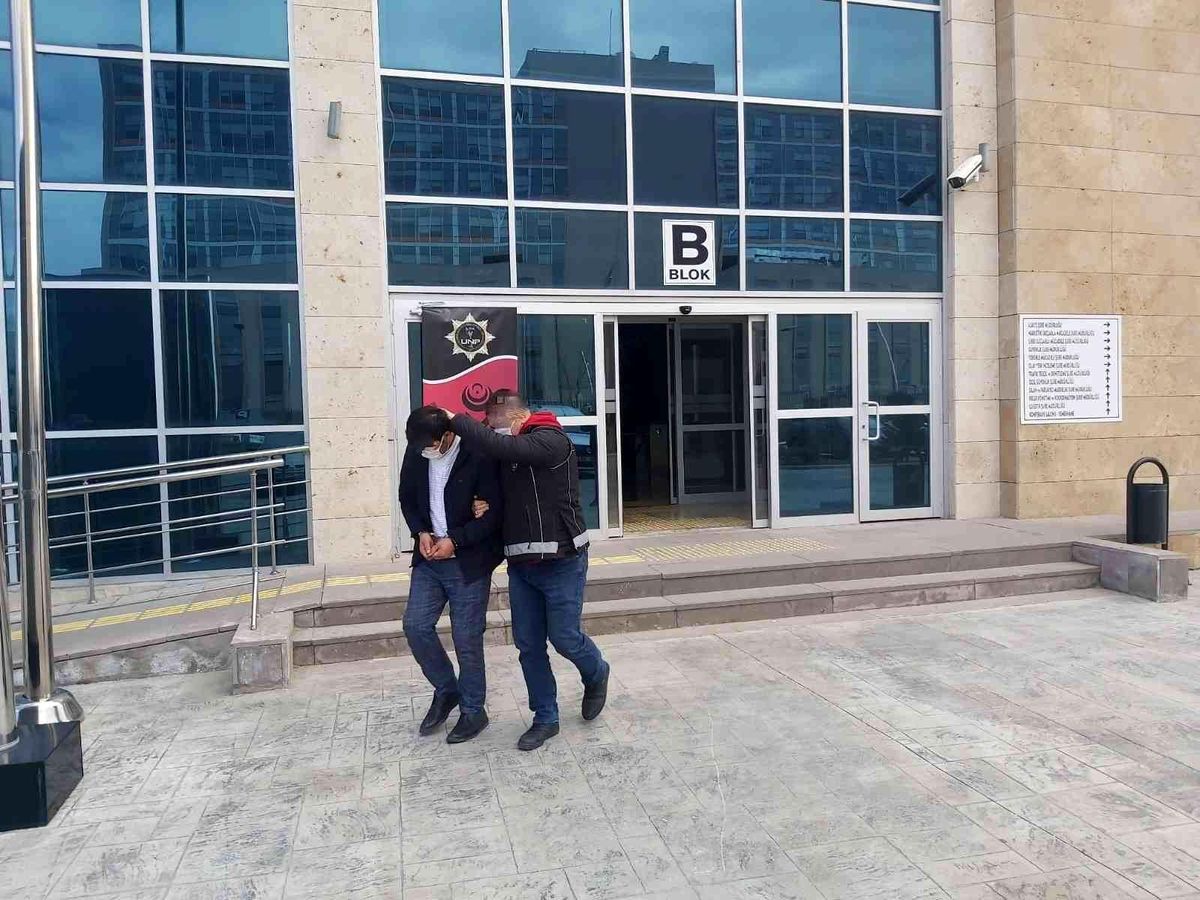 Uşak\'ta şüphelenilen adamın üzerinden 1,5 kilo uyuşturucu çıktı