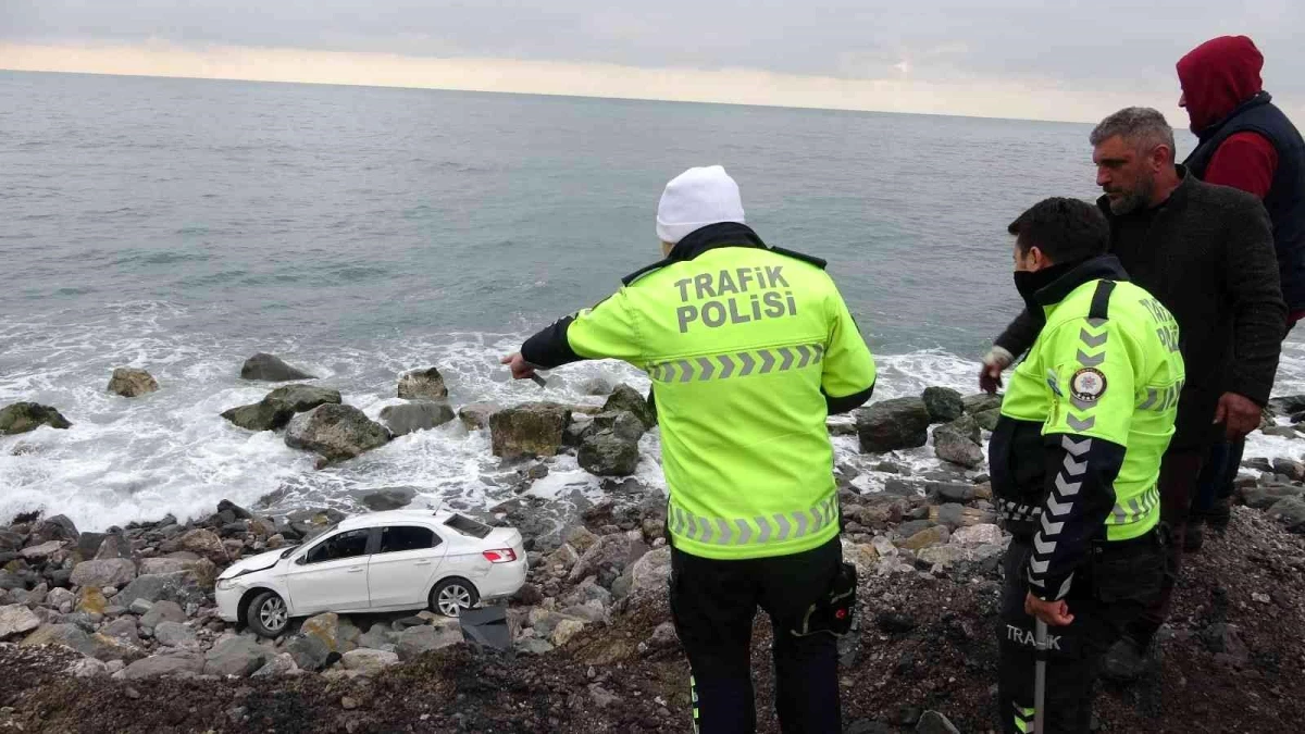 Zonguldak\'ta otomobil sahil kenarına uçtu: 1 yaralı