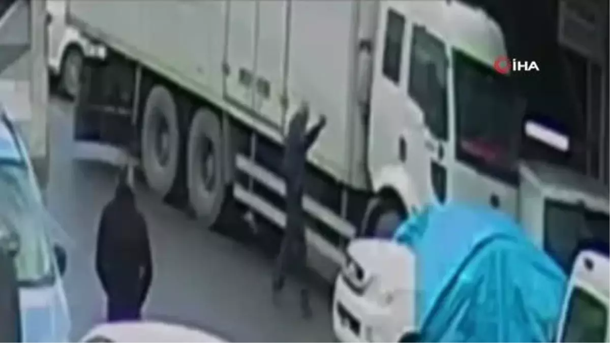 Son dakika! 50 tonluk kamyonu elleri ile durdurmaya çalıştı, ezilmekten son anda kurtuldu... O anlar kamerada