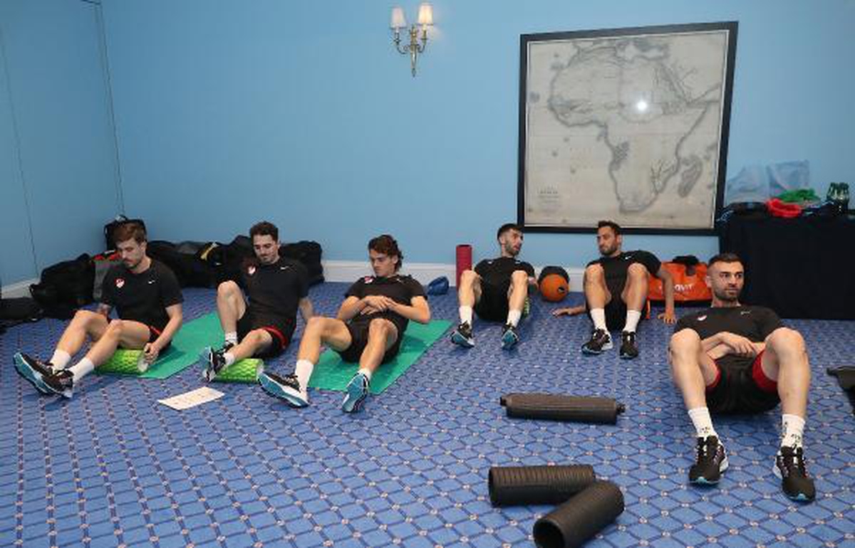 A Milli Futbol Takımı salonda çalıştı