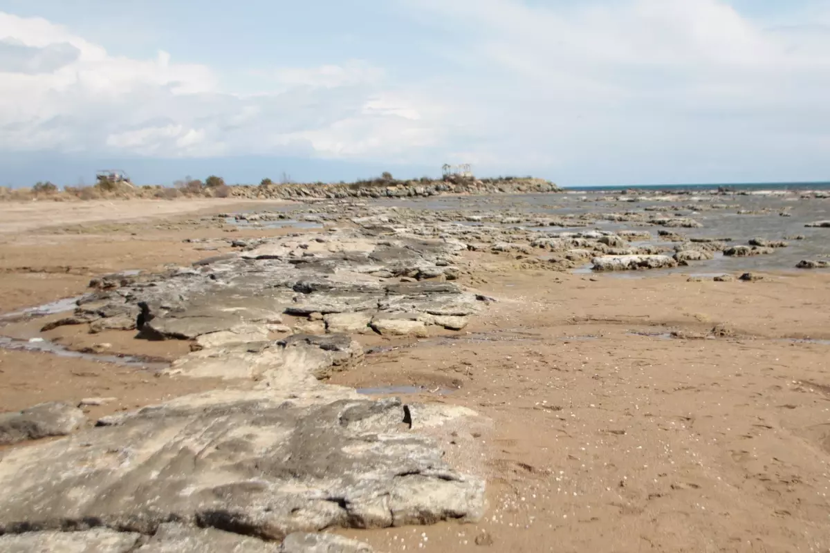 Antalya\'da kıyılarda deniz suyu çekildi