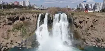 Antalya'nın ünlü Düden Kıyı Şelalesi'nde Nevruz yoğunluğu