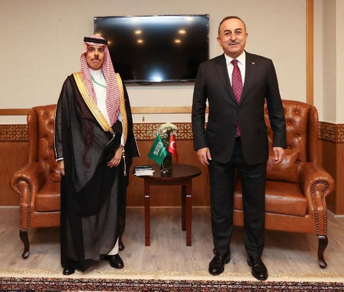 Bakan Çavuşoğlu, Suudi Arabistan Dışişleri Bakanı Farhan ile görüştü