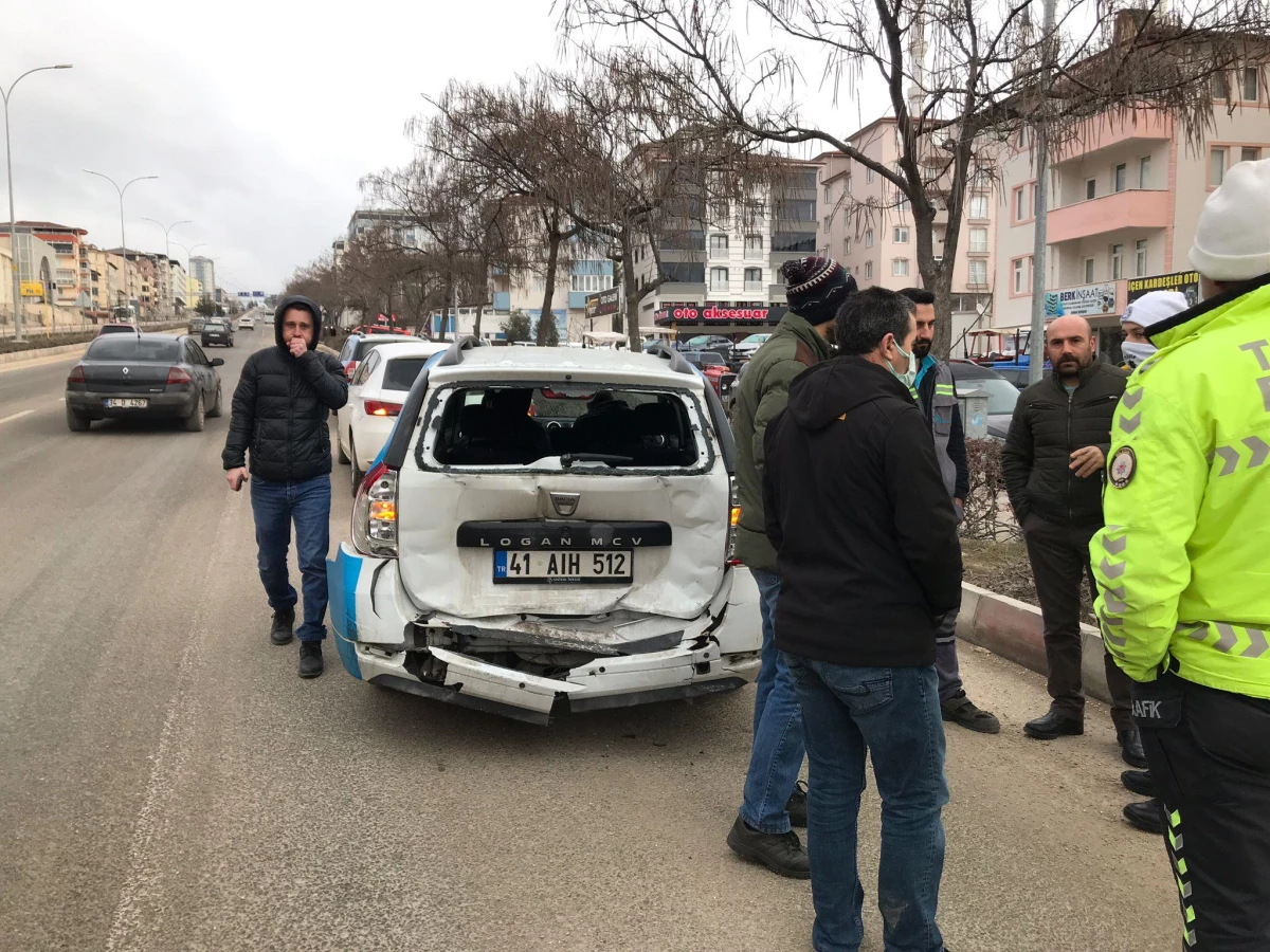 Bilecik\'te fabrika servis minibüsü otomobile arkadan çarptı, 4 kişi yaralandı