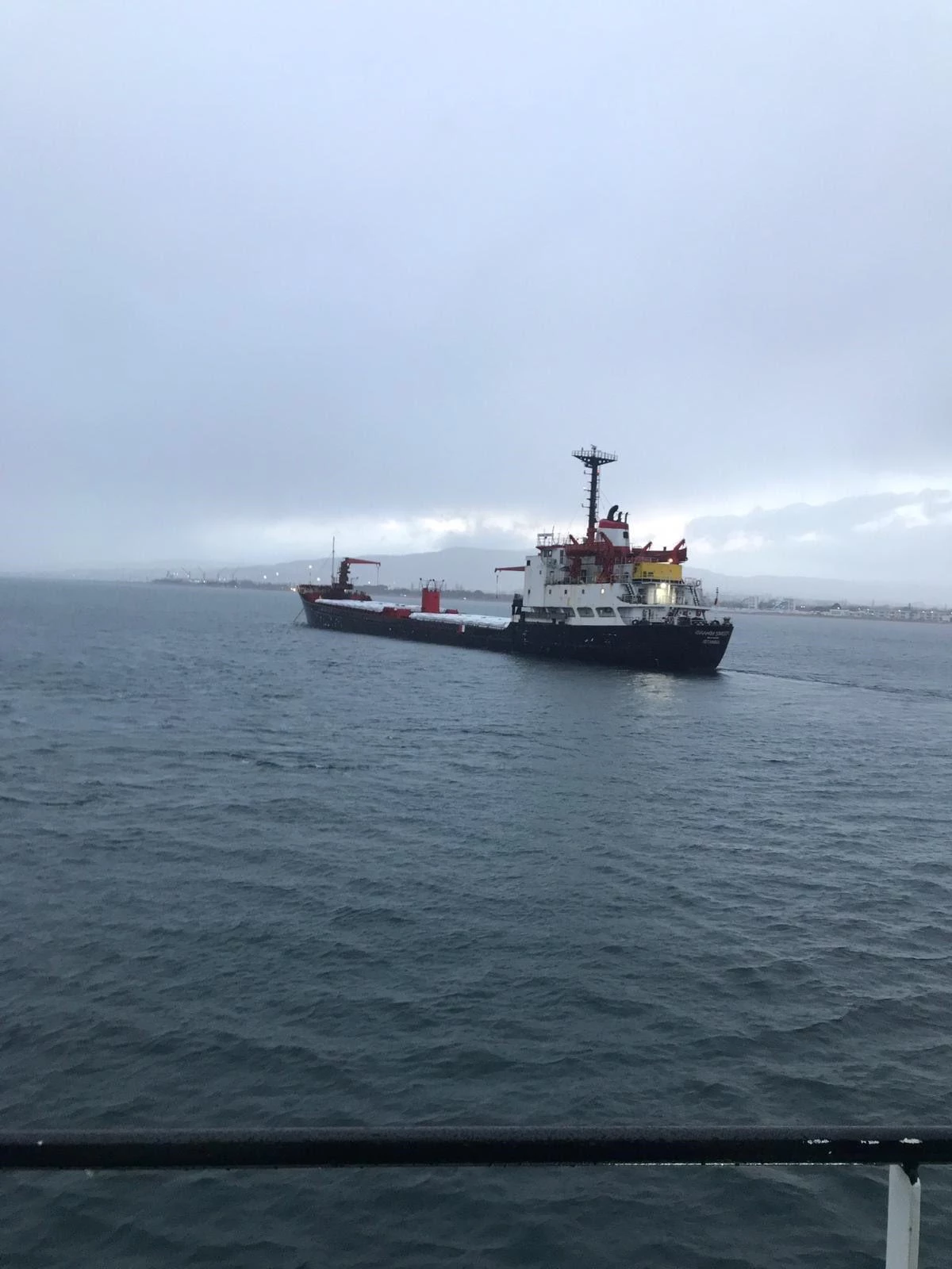 Çanakkale Boğazı\'nda arızalanan Türk bayraklı gemi Kepez\'e demir attı