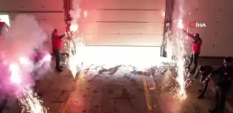 Düğüne gelemeyen arkadaşları için gelinlik ve damatlıkla itfaiye müfrezesine gittiler