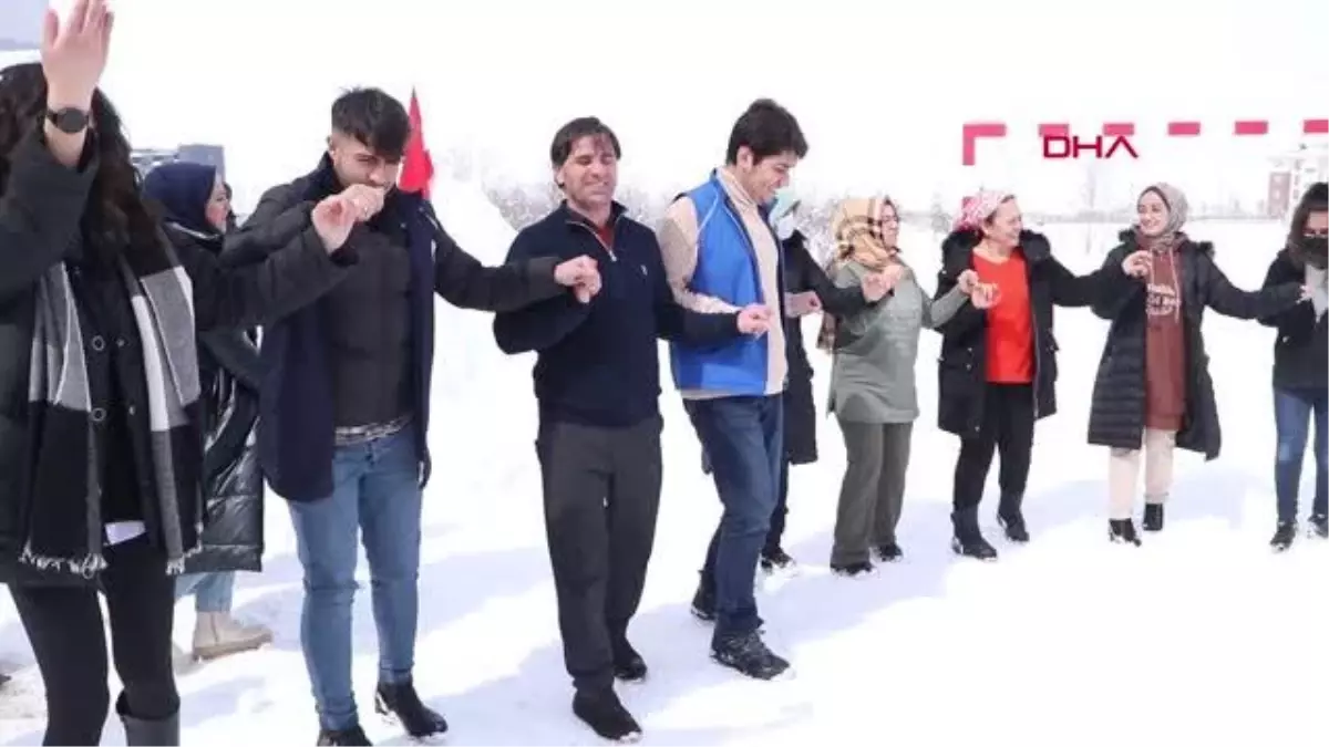 ERZURUMLU GENÇLER KAR YAĞIŞINI EĞLENCEYE ÇEVİRDİ