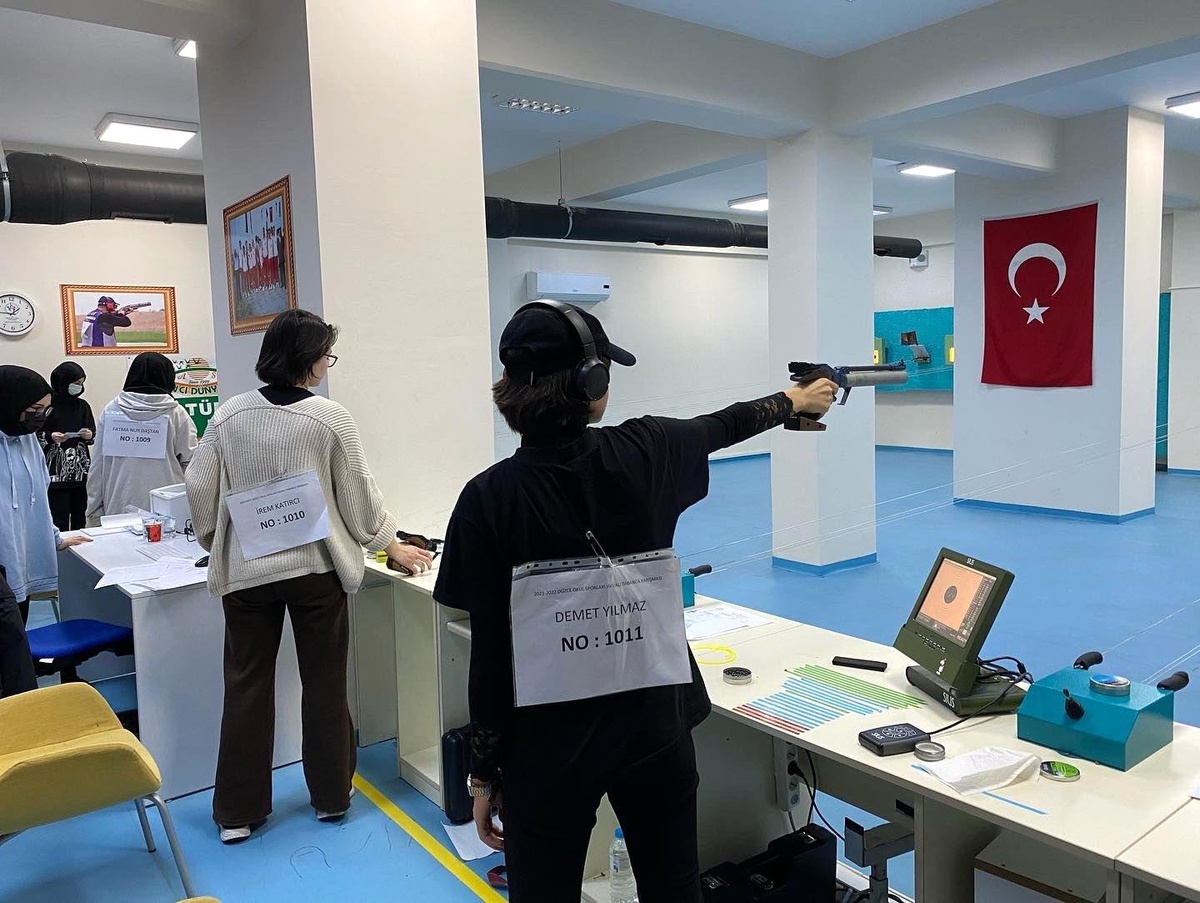 Havalı tabanca atış müsabakaları yapılıyor