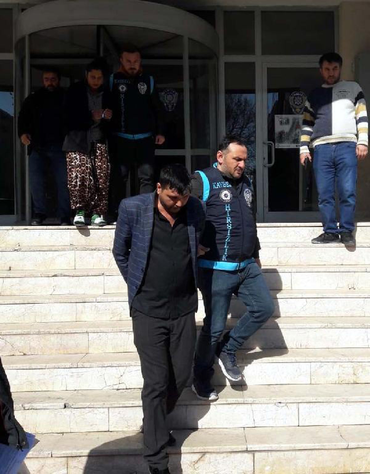 İçinde 61 bin euro bulunan kasayı çalan 3 kişi yakalandı (2)
