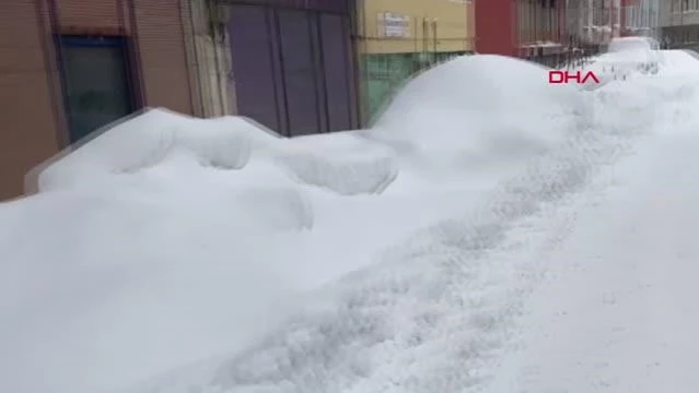 Karadeniz'de kar esareti; araçlar kayboldu, evlerin girişleri kapandı