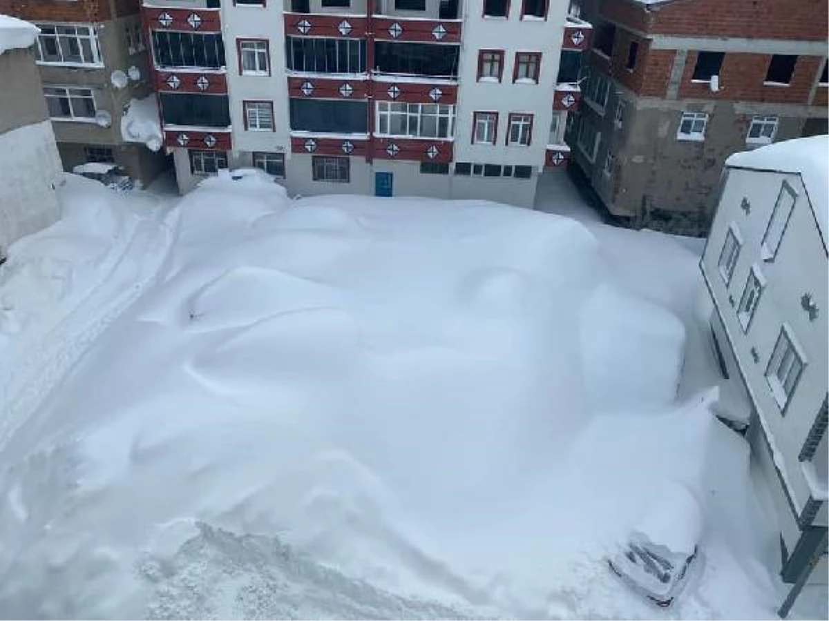 Karadeniz\'de kar esareti; araçlar kayboldu, evlerin girişleri kapandı