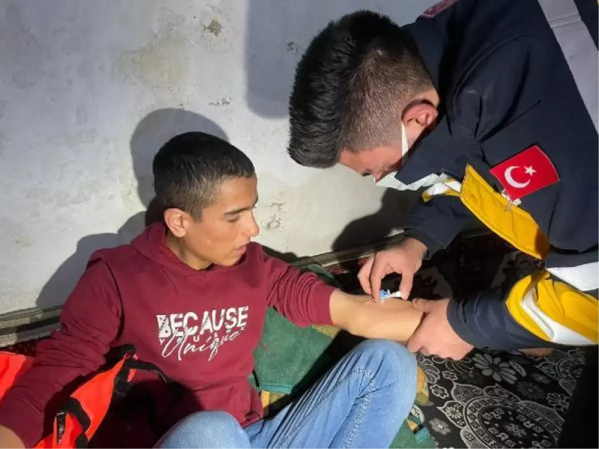 Kardan yolu kapalı mezradaki çocuk paletli ambulansla hastaneye ulaştırıldı