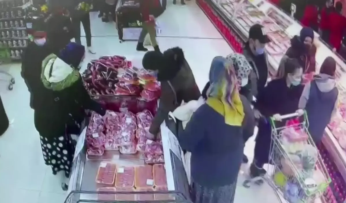 Sancaktepe\'de kaşla göz arasındaki 10 bin liralık telefon hırsızlığı kamerada