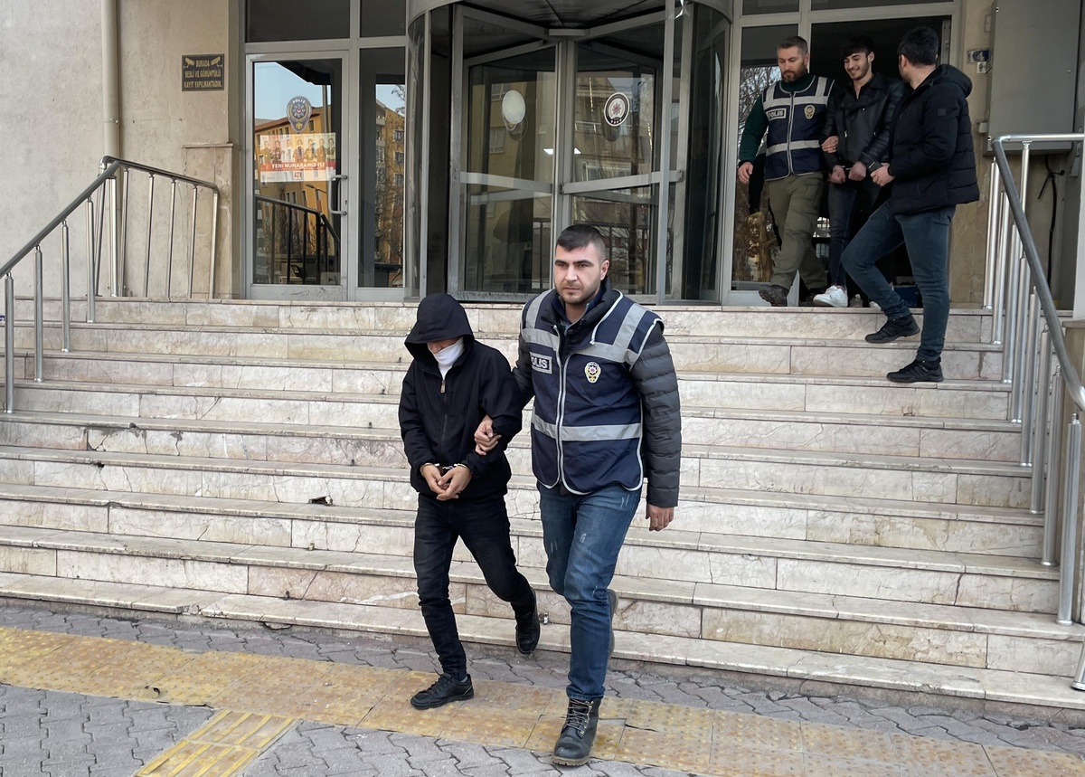 Kayseri\'de aranan 6 hükümlünün de olduğu 10 kişi yakalandı