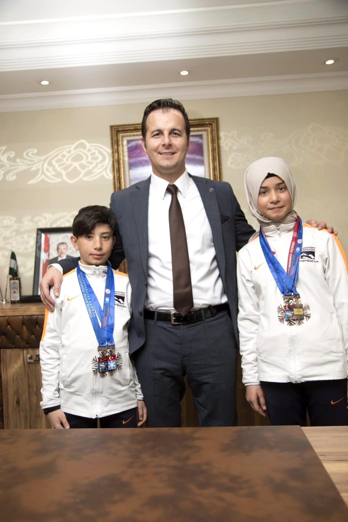 Minik snowboardculardan kaymakama ziyaret