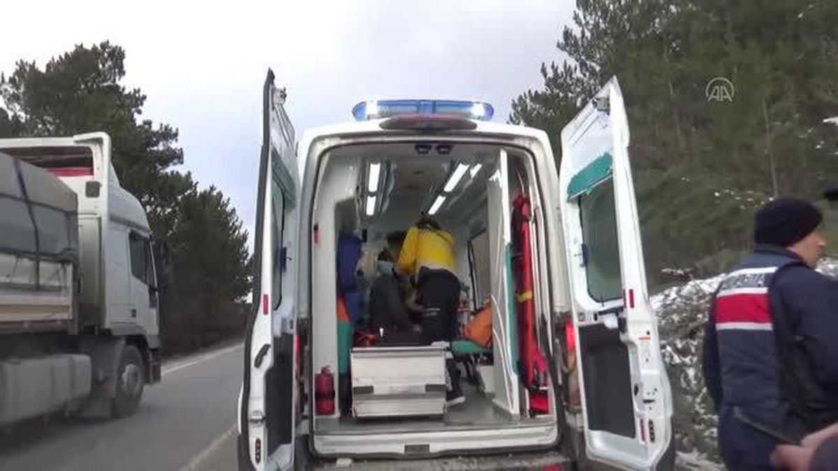 Mudurnu'da iki otomobil çarpıştı, 3 kişi yaralandı